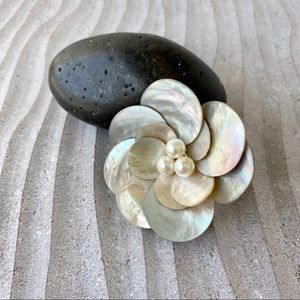 VINTAGE Gorgeous Mother of Pearl Flower Ring